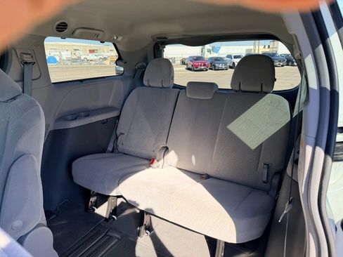 Used 2018 Toyota Sienna LE FWD image 13