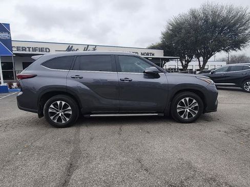 Used 2024 Toyota Highlander XLE image 2