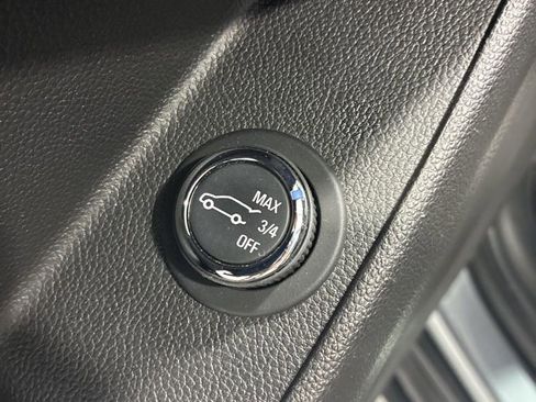 Used 2020 Chevrolet Traverse LT image 19