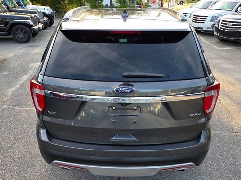 Used 2017 Ford Explorer XLT w/ Equipment Group 202A AWD/4WD image 13