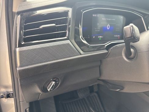 Used 2022 Volkswagen Jetta SE w/ Panoramic Sunroof Package FWD image 12
