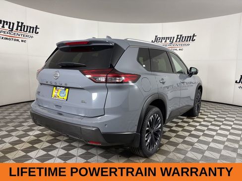 Used 2025 Nissan Rogue SL w/ Tech Package image 5