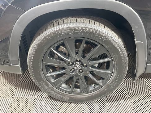 Used 2019 Toyota Highlander SE w/ Nightshade Edition AWD/4WD image 33