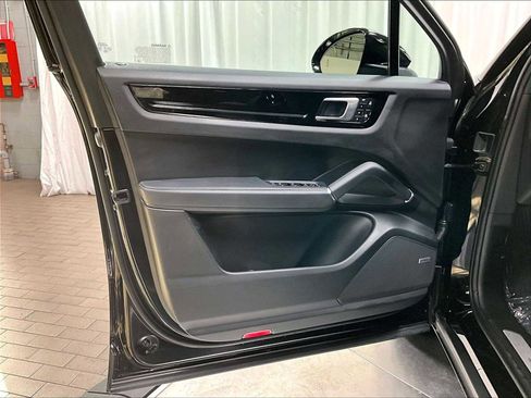 Used 2022 Porsche Cayenne image 25