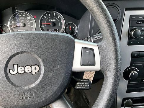 Used 2008 Jeep Commander Sport AWD/4WD image 11