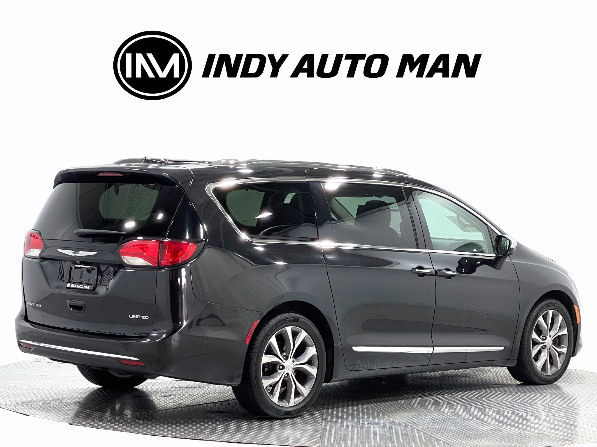 Used 2018 Chrysler Pacifica Limited w/ Tire & Wheel Group FWD image 4