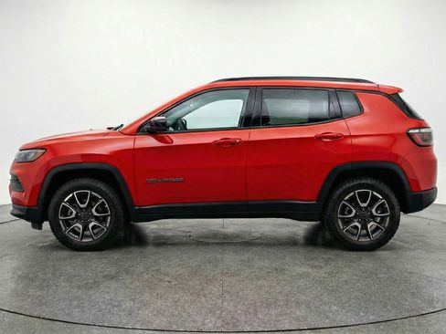 Used 2025 Jeep Compass Trailhawk image 5