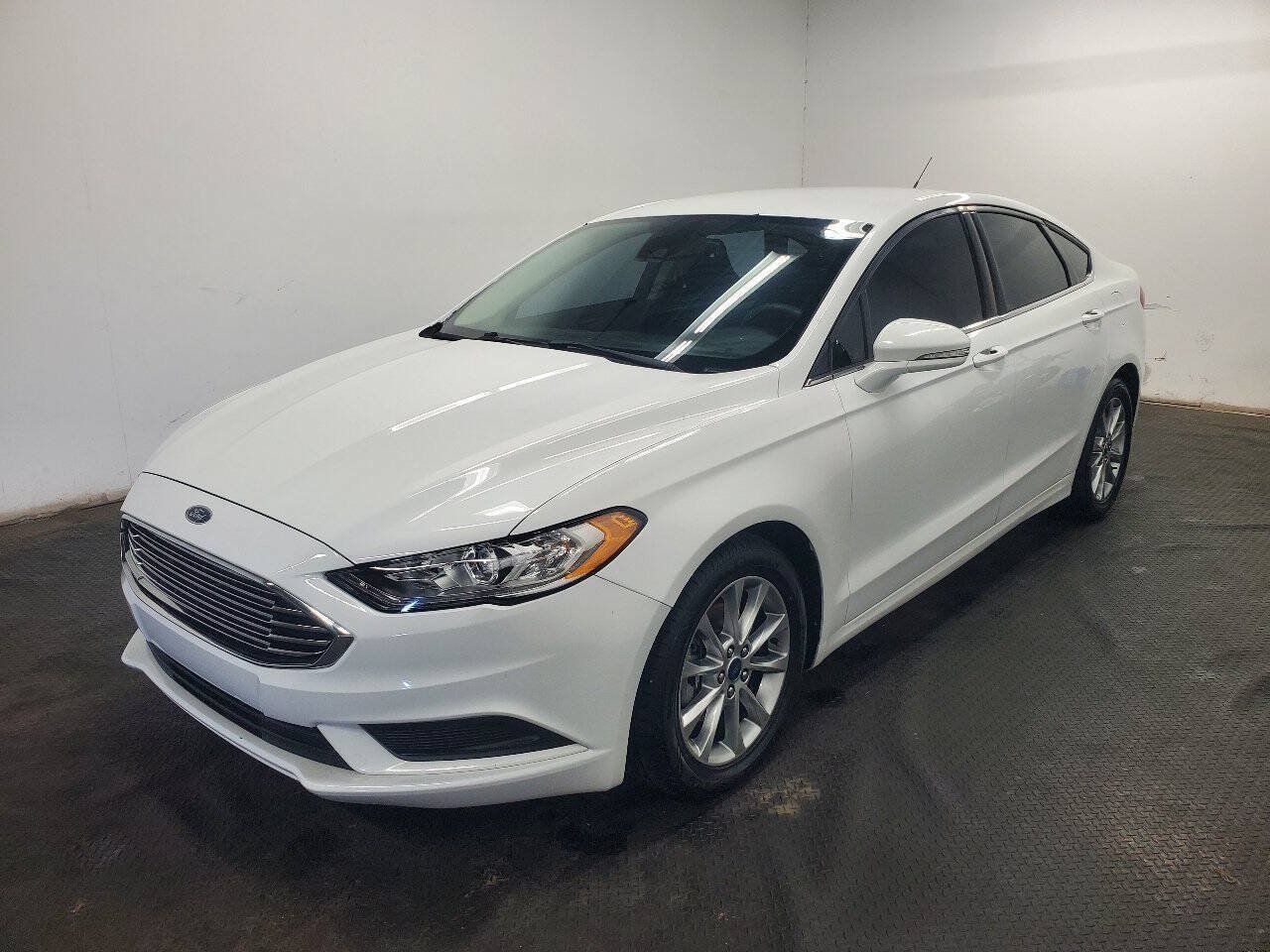 Used 2017 Ford Fusion SE FWD image 1