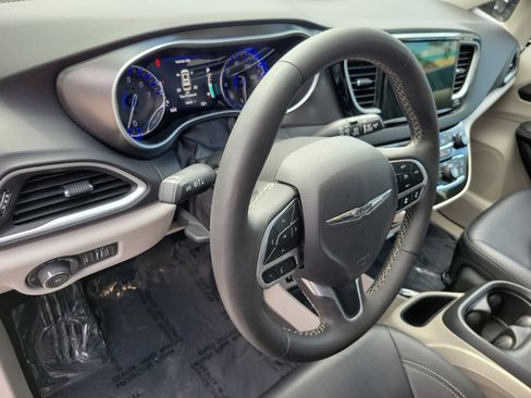 Used 2024 Chrysler Pacifica Touring-L image 13