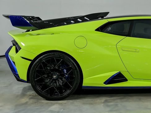 Used 2022 Lamborghini Huracan STO image 13
