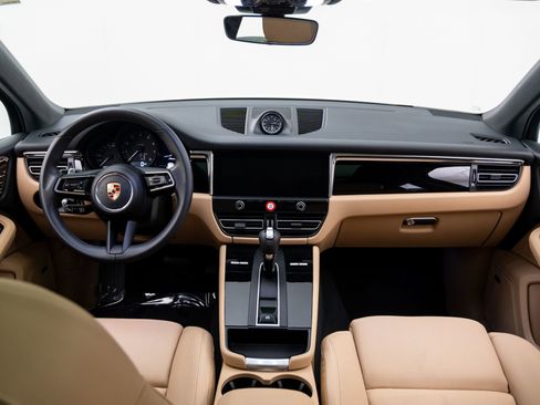Certified 2025 Porsche Macan image 11