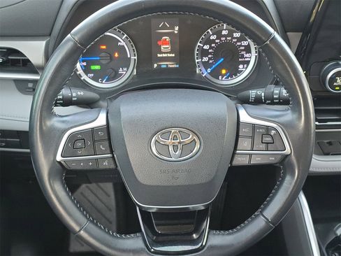 Used 2021 Toyota Highlander LE image 25