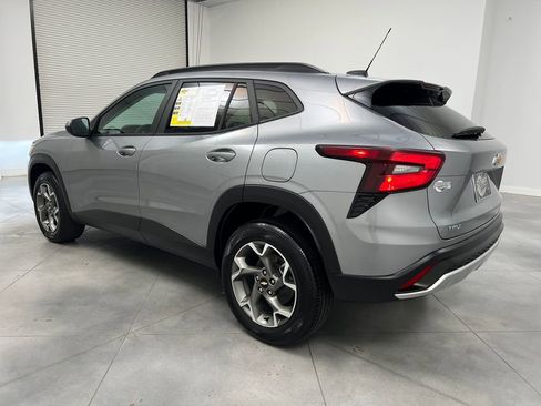 Used 2025 Chevrolet Trax LT w/ LT Convenience Package FWD image 5