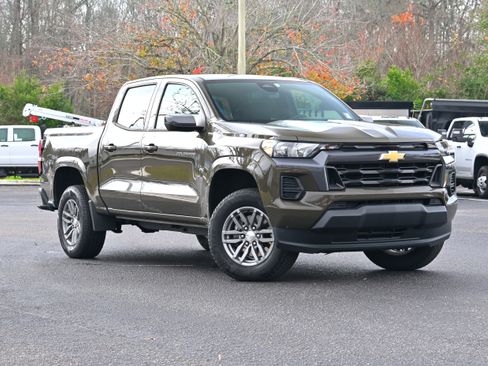 Used 2023 Chevrolet Colorado LT image 2