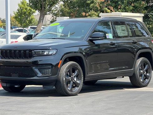 New 2025 Jeep Grand Cherokee Altitude image 8