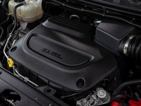 Used 2025 Chrysler Pacifica Select FWD image 4