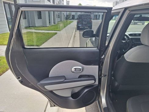 Used 2016 Kia Soul + FWD image 17