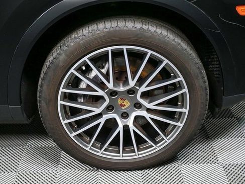 Certified 2022 Porsche Cayenne Platinum Edition image 40
