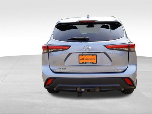 Used 2021 Toyota Highlander XLE AWD/4WD image 6