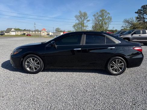 Used 2015 Toyota Camry SE image 2