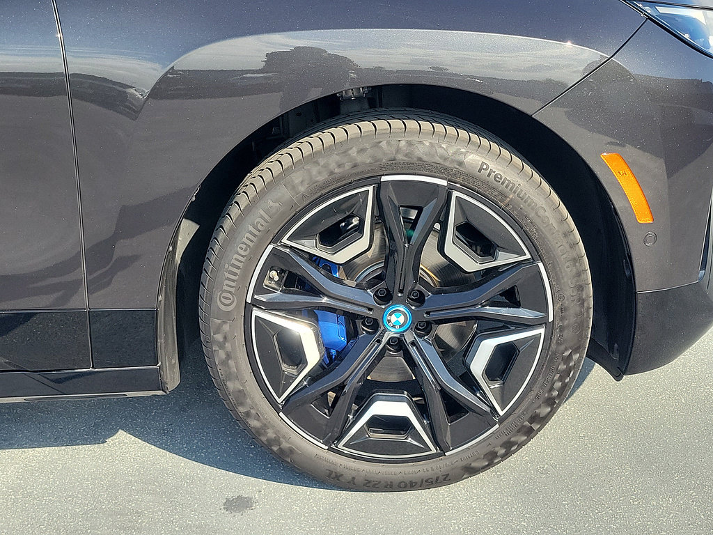 Used 2024 BMW iX xDrive50 w/ Premium Package AWD/4WD image 5