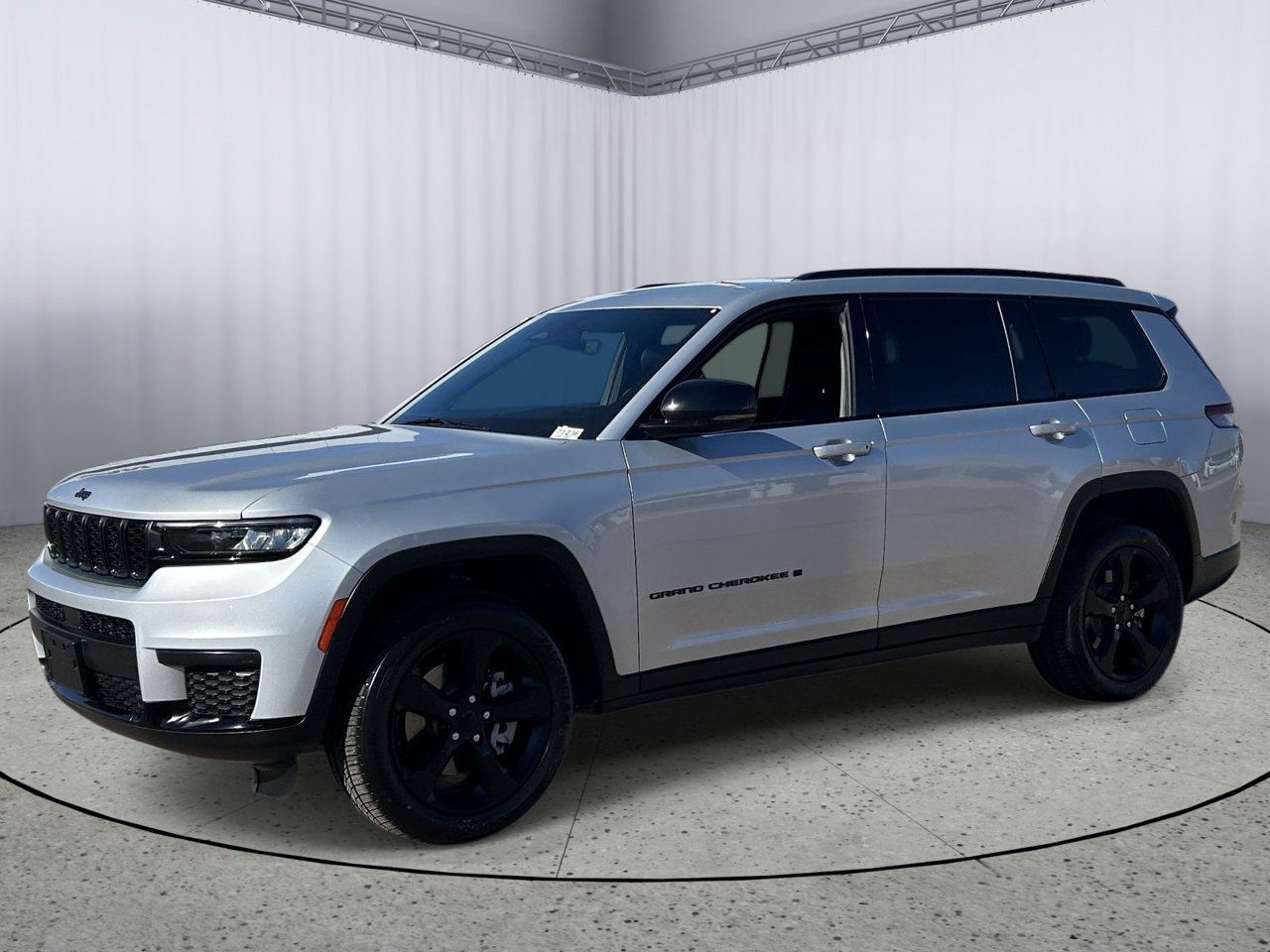 Used 2022 Jeep Grand Cherokee L Laredo RWD image 2
