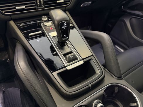 Certified 2023 Porsche Cayenne Platinum Edition image 19