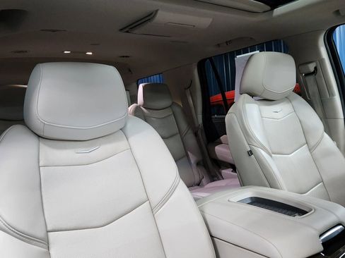 Used 2020 Cadillac Escalade Luxury w/ LPO, Radiant Package image 15