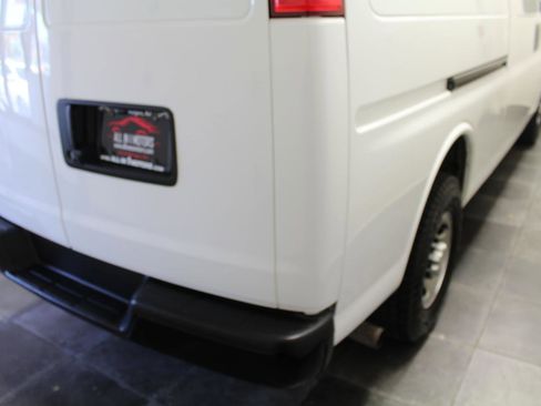 Used 2022 Chevrolet Express 3500 Extended w/ Driver Convenience Package RWD image 8