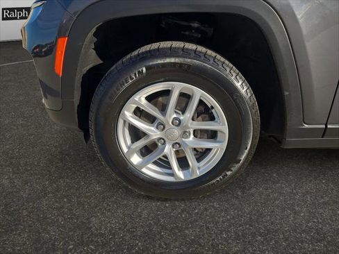 Certified 2025 Jeep Grand Cherokee Laredo X image 14