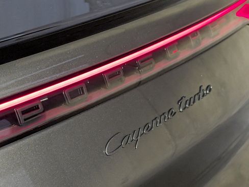 Certified 2022 Porsche Cayenne Turbo AWD/4WD image 17