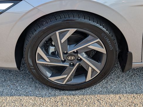 Used 2025 Hyundai Elantra Sport FWD image 13