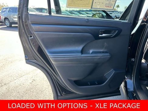 Used 2022 Toyota Highlander XLE image 13