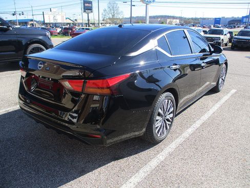 Used 2024 Nissan Altima 2.5 SV FWD image 18
