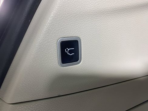 Used 2022 Chrysler Voyager LX image 34