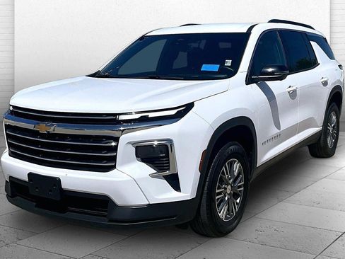 Used 2024 Chevrolet Traverse LT AWD/4WD image 3