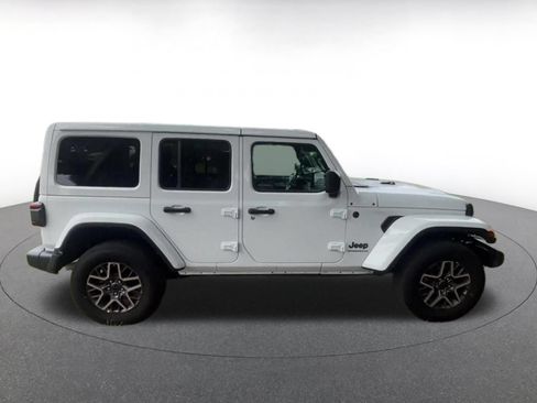 Used 2025 Jeep Wrangler Unlimited Sahara AWD/4WD image 16