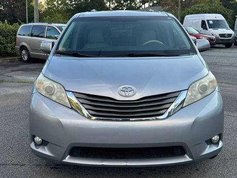 Used 2014 Toyota Sienna XLE image 2