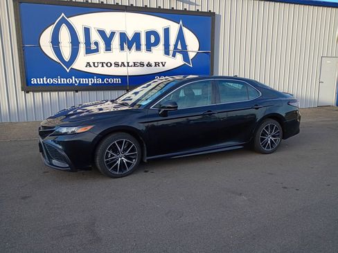 Used 2021 Toyota Camry SE image 1