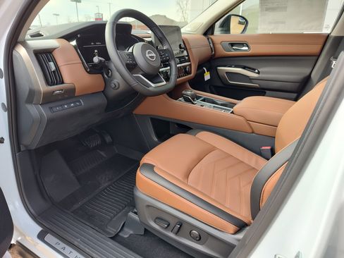 New 2025 Nissan Pathfinder Platinum image 2