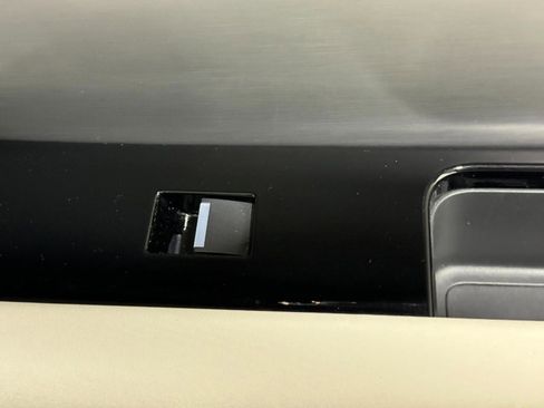 Used 2023 Land Rover Range Rover Velar R-Dynamic S image 19