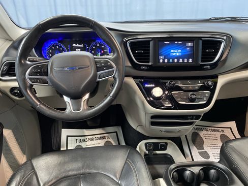 Certified 2020 Chrysler Pacifica Touring-L image 32