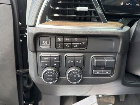 Used 2025 Chevrolet Suburban High Country AWD/4WD image 31