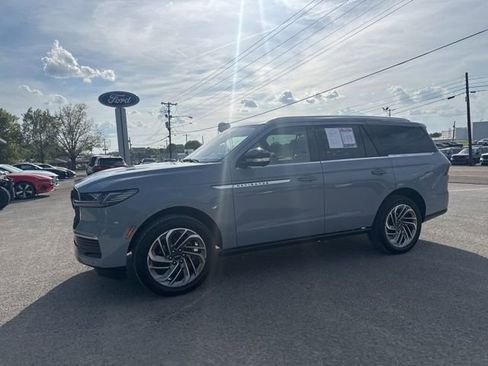 Used 2025 Lincoln Navigator Reserve image 3