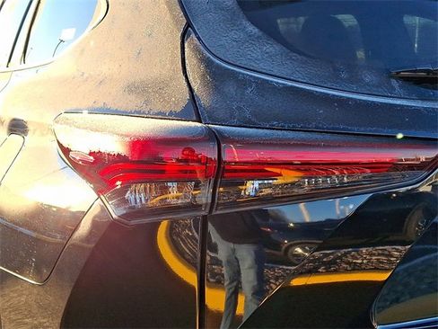 Certified 2024 Toyota Highlander XLE image 16