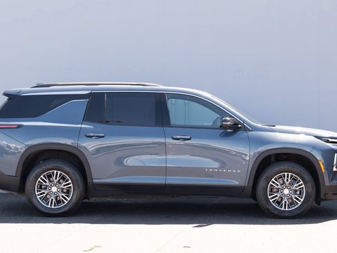 Used 2025 Chevrolet Traverse LT w/ Driver Confidence Package AWD/4WD image 27