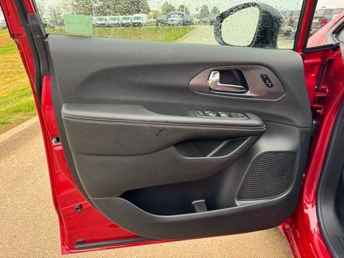 New 2026 Chrysler Pacifica Select AWD/4WD image 8