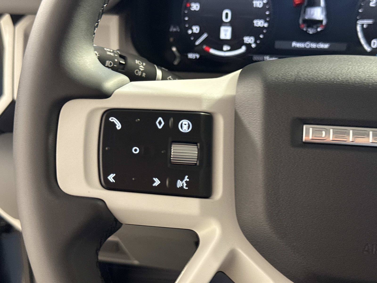 New 2026 Land Rover Defender 110 X-Dynamic SE AWD/4WD image 31