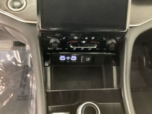 Used 2023 Jeep Grand Cherokee L Limited w/ Luxury Tech Group II AWD/4WD image 19