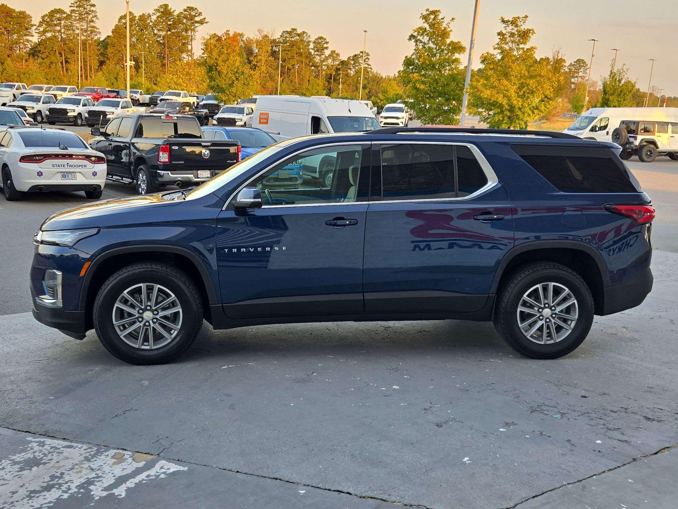 Used 2022 Chevrolet Traverse LT FWD image 4